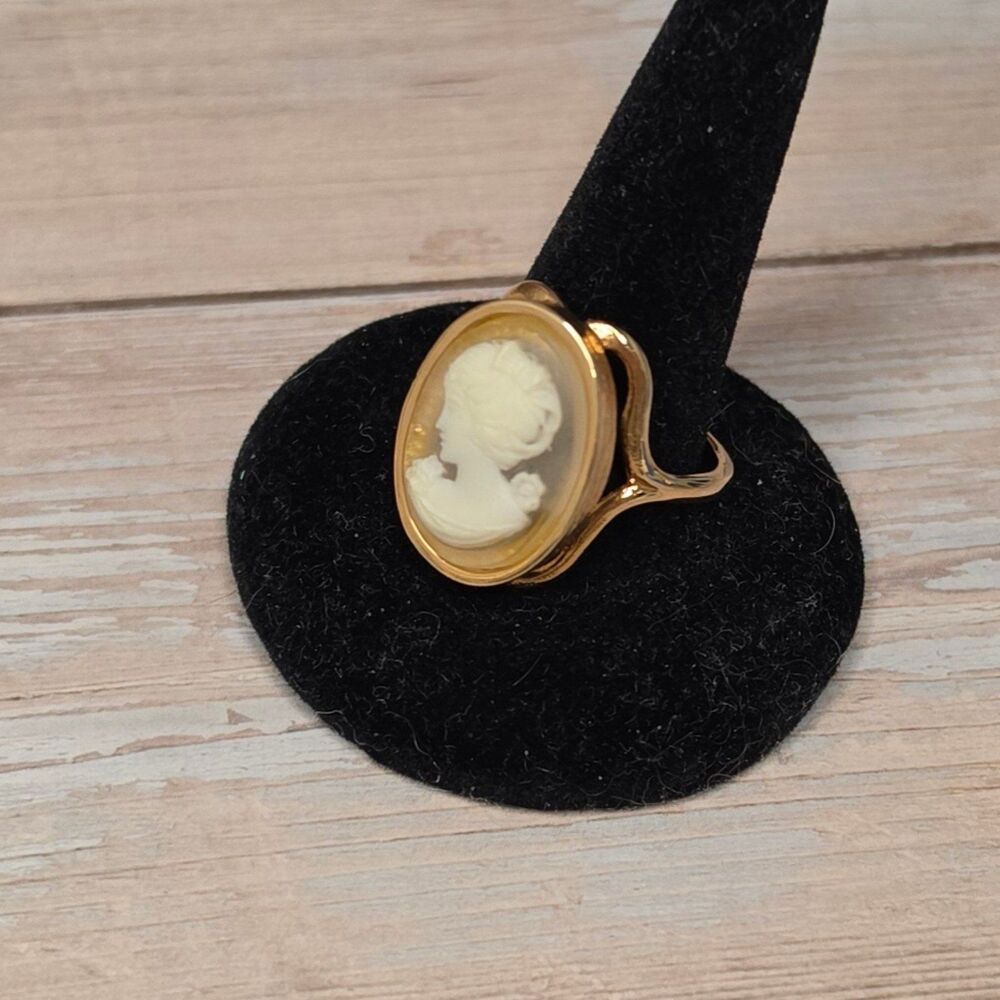 Size 8, Vtg Cameo Ring